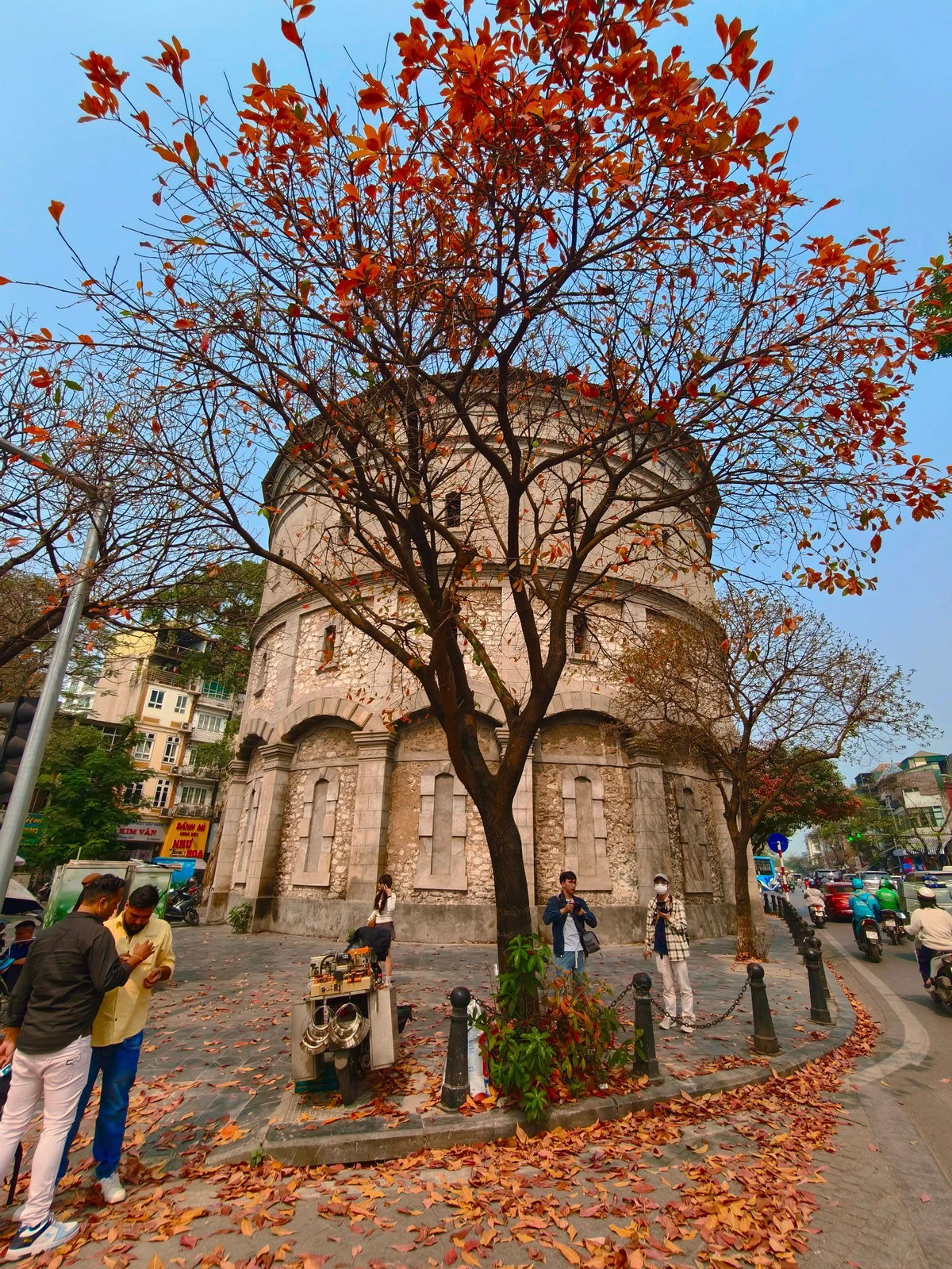 Những chiếc lá vàng, đỏ rực rỡ phủ kín mặt đất, tạo nên một khung cảnh lãng mạn, khiến nơi đây trở thành điểm đến không thể bỏ qua của các tín đồ sống ảo. (Ảnh: Nam Nguyễn)