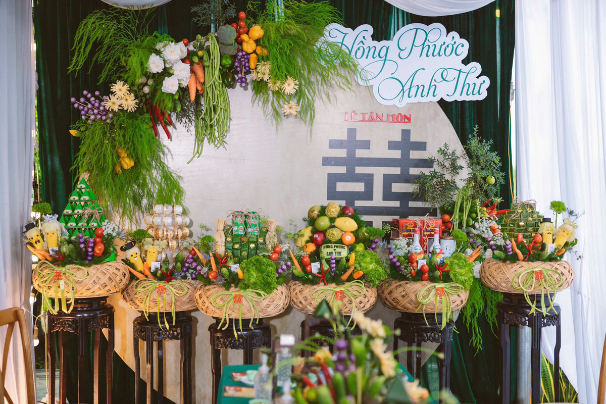 Hình ảnh về đám cưới độc đáo này nhanh chóng lan truyền trên các nền tảng mạng xã hội, nhận được nhiều lời khen ngợi và ngưỡng mộ từ cộng đồng. Nhiều người bày tỏ sự thích thú trước sự sáng tạo và ý nghĩa mà cặp đôi mang lại trong ngày trọng đại của họ: "Vừa ý nghĩa vừa thực tế, đáng học tập nha", "ôi tui cũng muốn có đám cưới như này nhé", "đáng yêu thế".