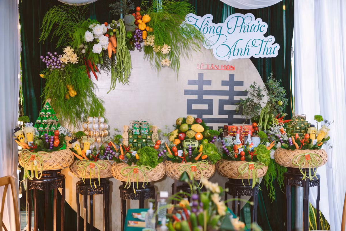 Hình ảnh về đám cưới độc đáo này nhanh chóng lan truyền trên các nền tảng mạng xã hội, nhận được nhiều lời khen ngợi và ngưỡng mộ từ cộng đồng. Nhiều người bày tỏ sự thích thú trước sự sáng tạo và ý nghĩa mà cặp đôi mang lại trong ngày trọng đại của họ: "Vừa ý nghĩa vừa thực tế, đáng học tập nha", "ôi tui cũng muốn có đám cưới như này nhé", "đáng yêu thế".