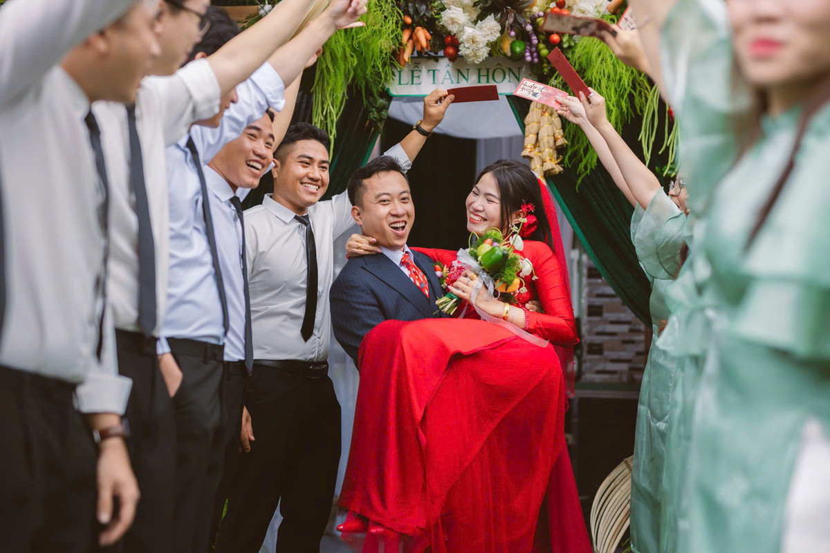 Chú rể Lê Hồng Phước (30 tuổi) và cô dâu Hồ Trần Anh Thư (28 tuổi) mong muốn ngày trọng đại của mình không chỉ là kỷ niệm đáng nhớ mà còn là dịp để quảng bá văn hóa và ẩm thực Bình Định. Vì vậy, họ quyết định sử dụng các loại bánh truyền thống như bánh ít lá gai, bánh hồng, bánh thuẫn, bánh in, cùng nhiều loại rau củ quả như cà chua, cà rốt, củ cải để trang trí không gian tiệc cưới.