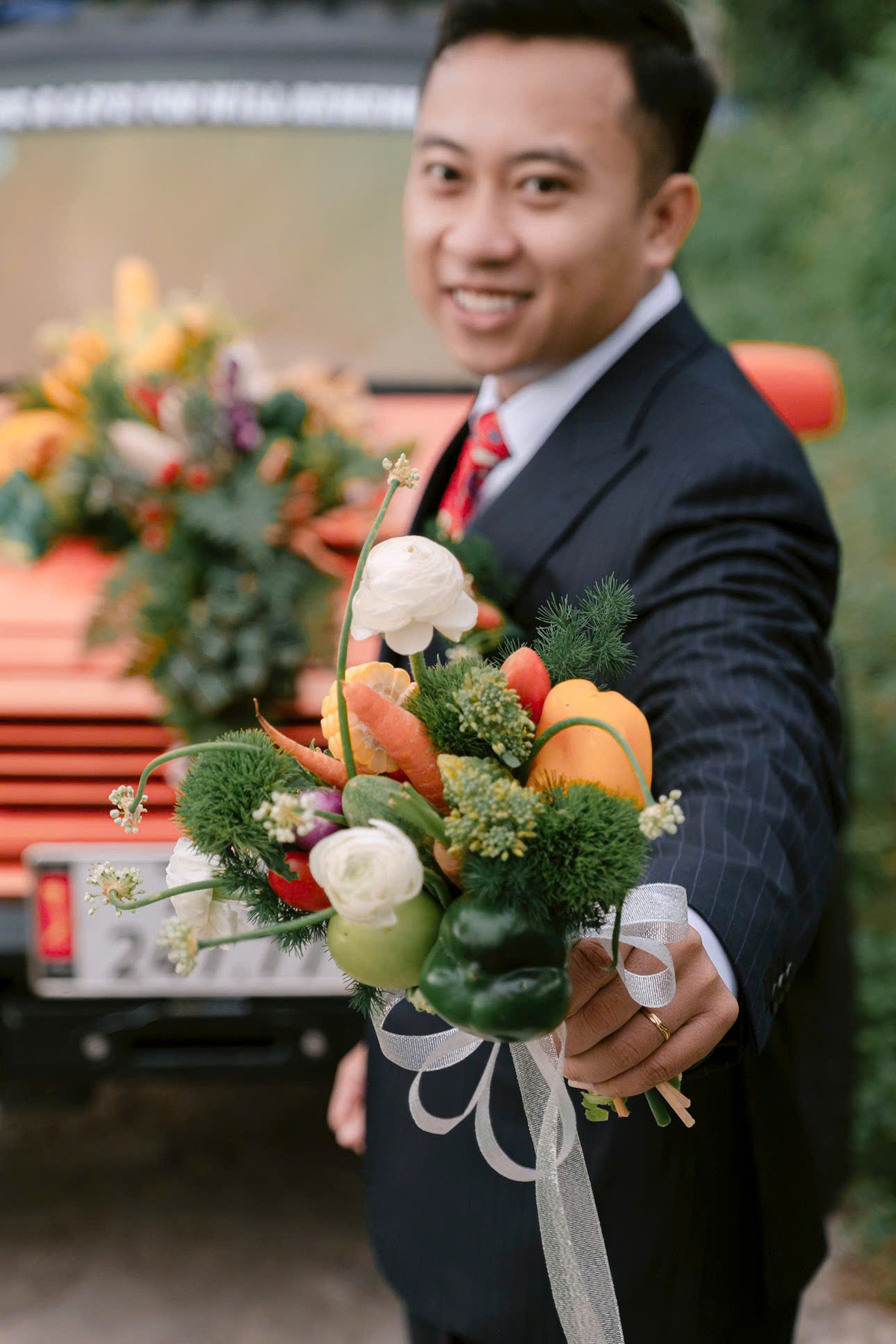 Đến cả bó hoa cầm tay của cô dâu cũng được kết từ những loại rau củ quen thuộc như ớt chuông, cà rốt, súp lơ...