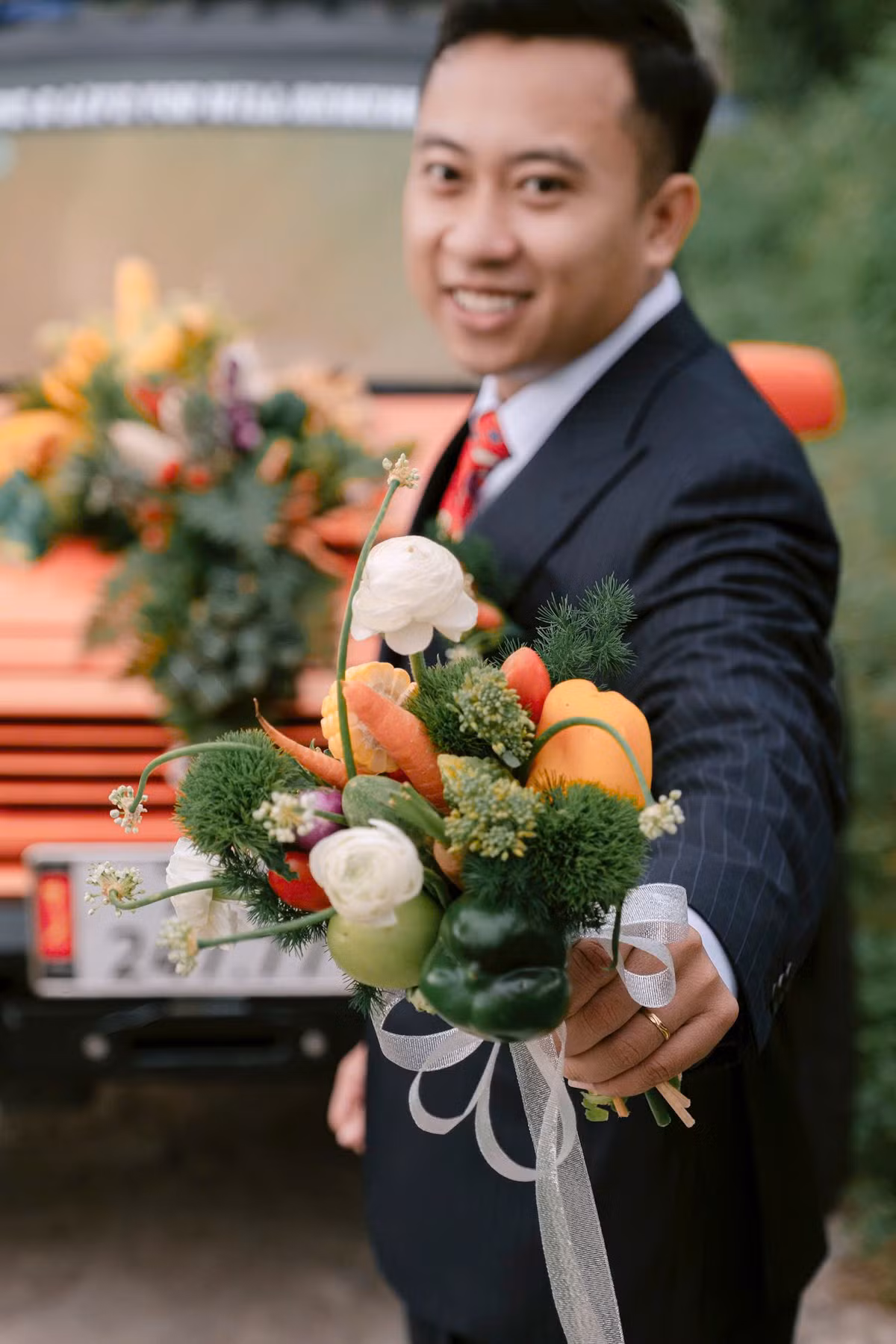 Đến cả bó hoa cầm tay của cô dâu cũng được kết từ những loại rau củ quen thuộc như ớt chuông, cà rốt, súp lơ...