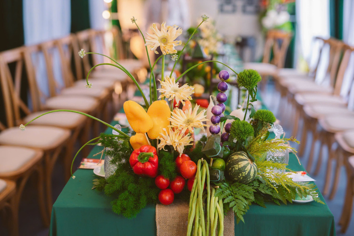 Ban đầu, ý tưởng này khiến gia đình hai bên bất ngờ, nhưng sau đó, họ đã nhiệt tình ủng hộ và cùng chung tay thực hiện. Đám cưới không chỉ là ngày vui của cặp đôi mà còn trở thành sự kiện lan tỏa nét đẹp văn hóa và ẩm thực truyền thống của Bình Định.