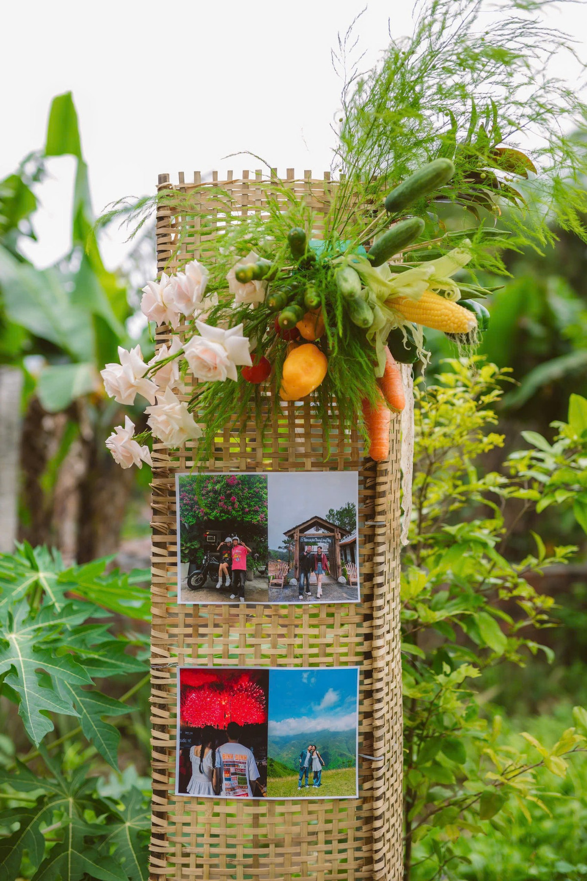 Toàn bộ lối đi vào nhà, cổng cưới, bàn lễ gia tiên, xe rước dâu, hoa cô dâu và tráp cưới đều được trang trí bằng rau củ.