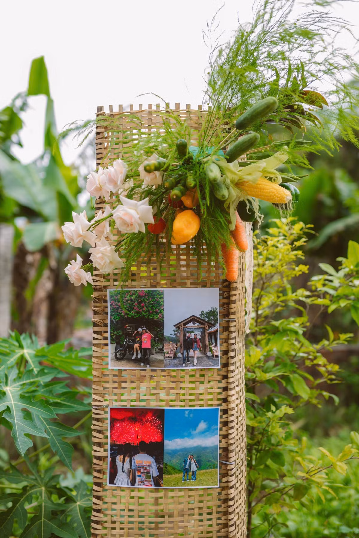 Toàn bộ lối đi vào nhà, cổng cưới, bàn lễ gia tiên, xe rước dâu, hoa cô dâu và tráp cưới đều được trang trí bằng rau củ.