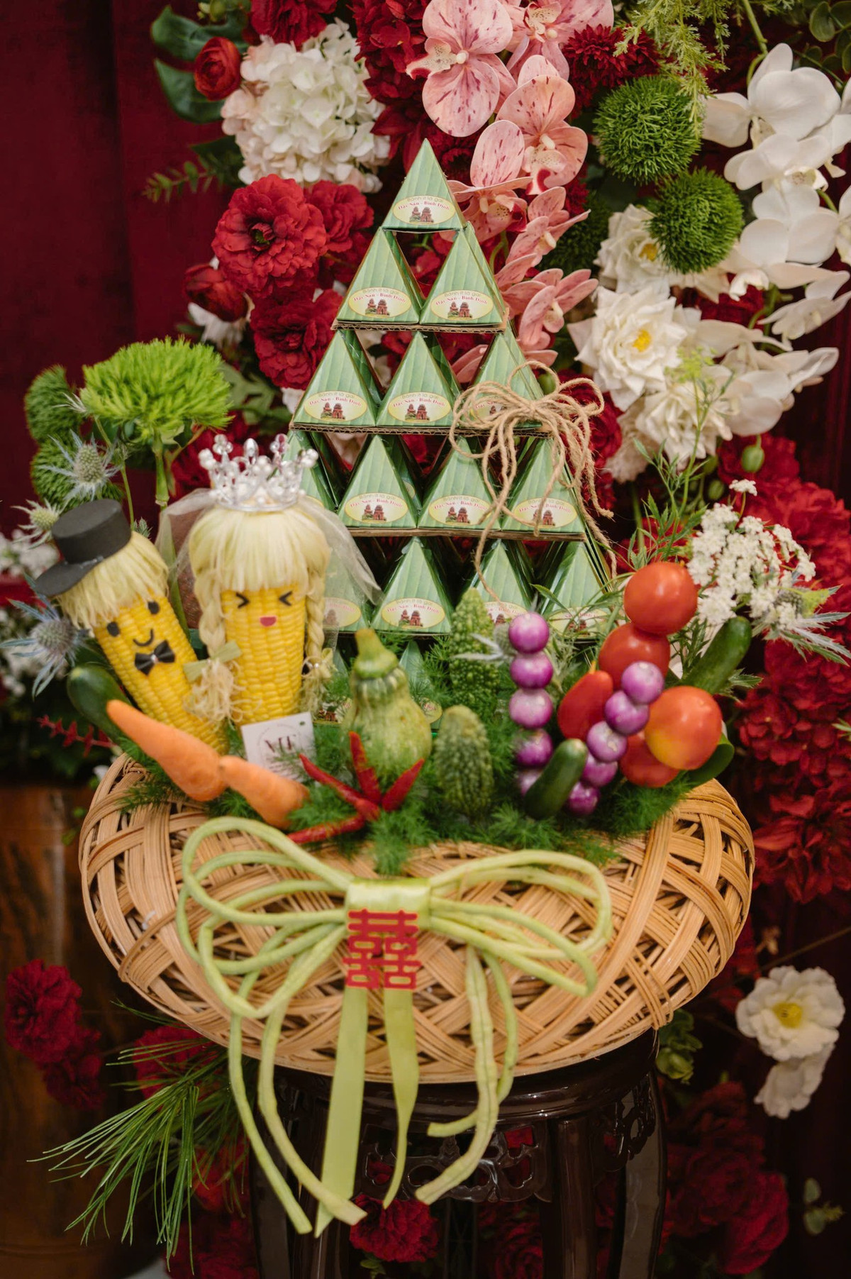 Các món bánh, đặc sản thì được sử dụng ngay trong đám cưới, khách mời thưởng thức tại chỗ.