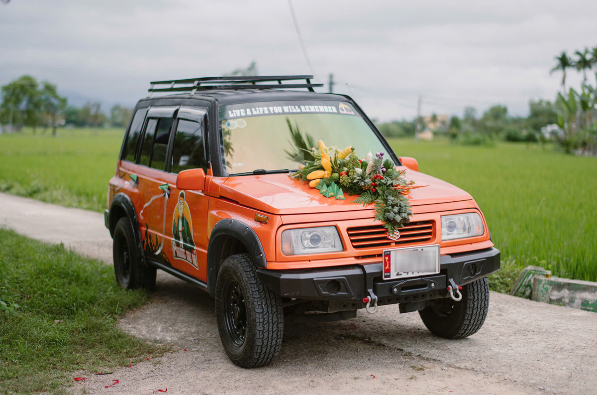 Hoa tươi thường được trang trí trên mui xe đón dâu cũng được thay bằng các loại rau củ như ngô, súp lơ, củ cải, cà tím...