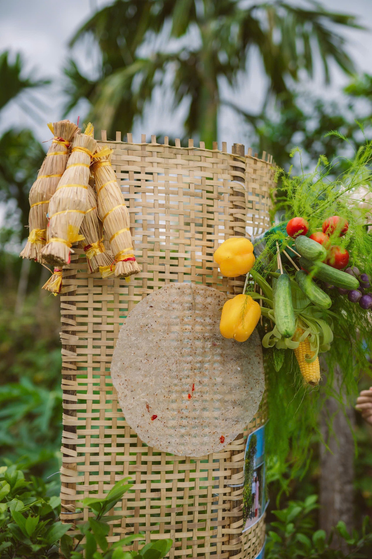 Góc check-in vô cùng đặc biệt trước cổng rạp cưới.
