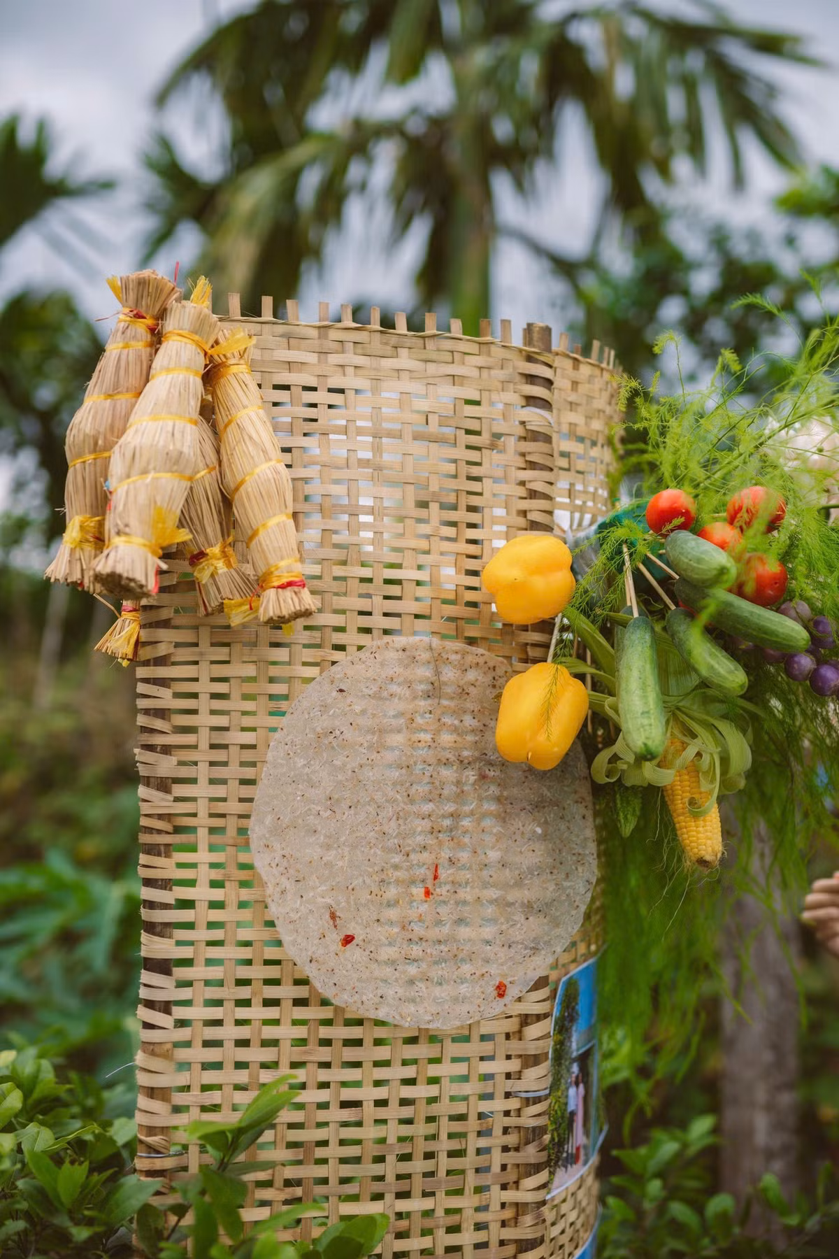 Góc check-in vô cùng đặc biệt trước cổng rạp cưới.