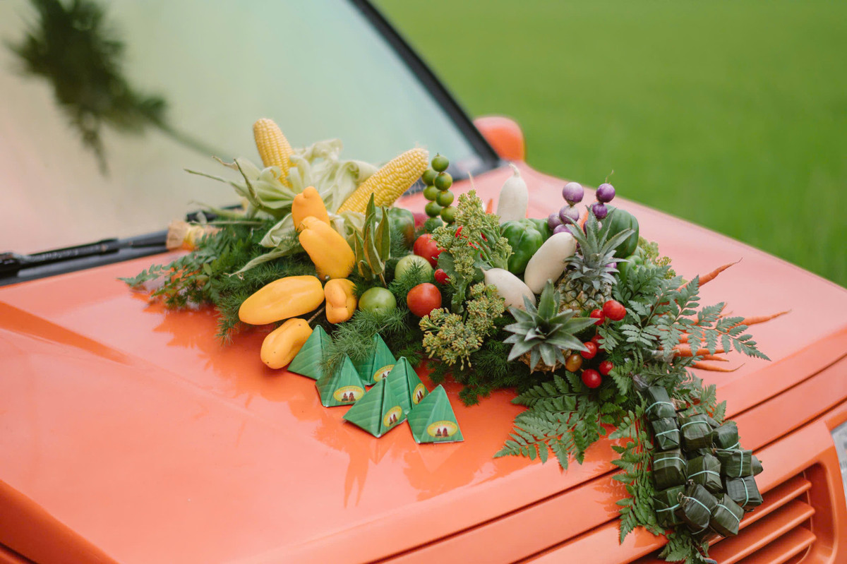 Rau củ quả trang trí phải đảm bảo tiêu chí là đang vào mùa, có bán tại địa phương, kích cỡ vừa vặn và bảo quản được lâu như cà chua, cà rốt, củ cải,...