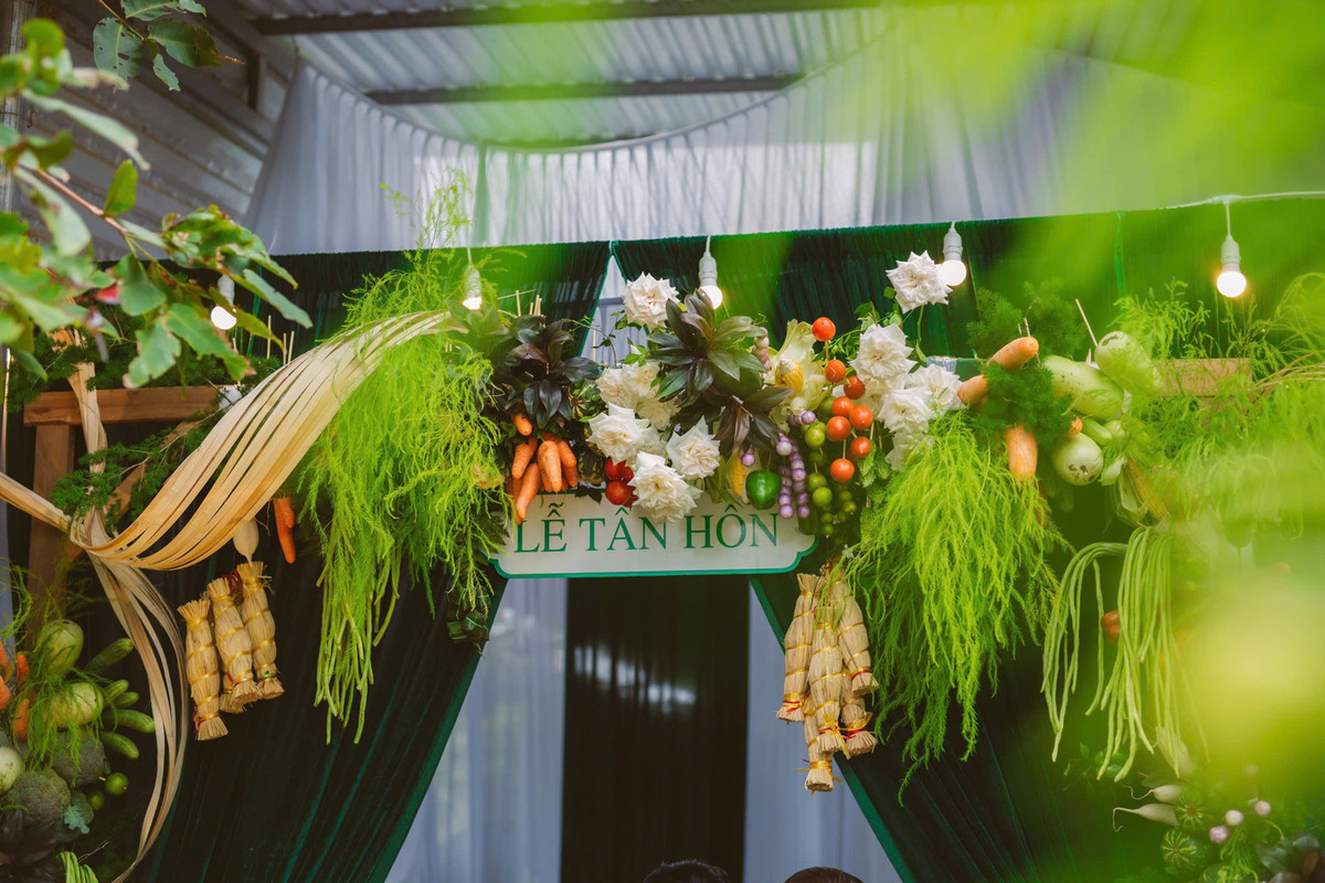 Mới đây, một đám cưới tại huyện Tuy Phước, Bình Định đã thu hút sự chú ý đặc biệt từ cộng đồng mạng nhờ ý tưởng trang trí độc đáo: sử dụng hơn 200kg rau củ quả và hàng trăm chiếc bánh đặc sản địa phương.