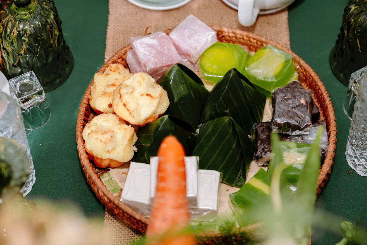 Riêng phần tráp cưới được đính kết kỳ công từ hàng trăm chiếc bánh, gồm 105 bánh ít lá gai, 105 bánh hồng, bánh thuẫn, bánh in và 105 bánh phu thê. Ngoài ra, họ còn chuẩn bị 1 cặp rượu Bàu Đá và 1 cặp trà, dưa hấu có khắc tên chú rể, cô dâu.