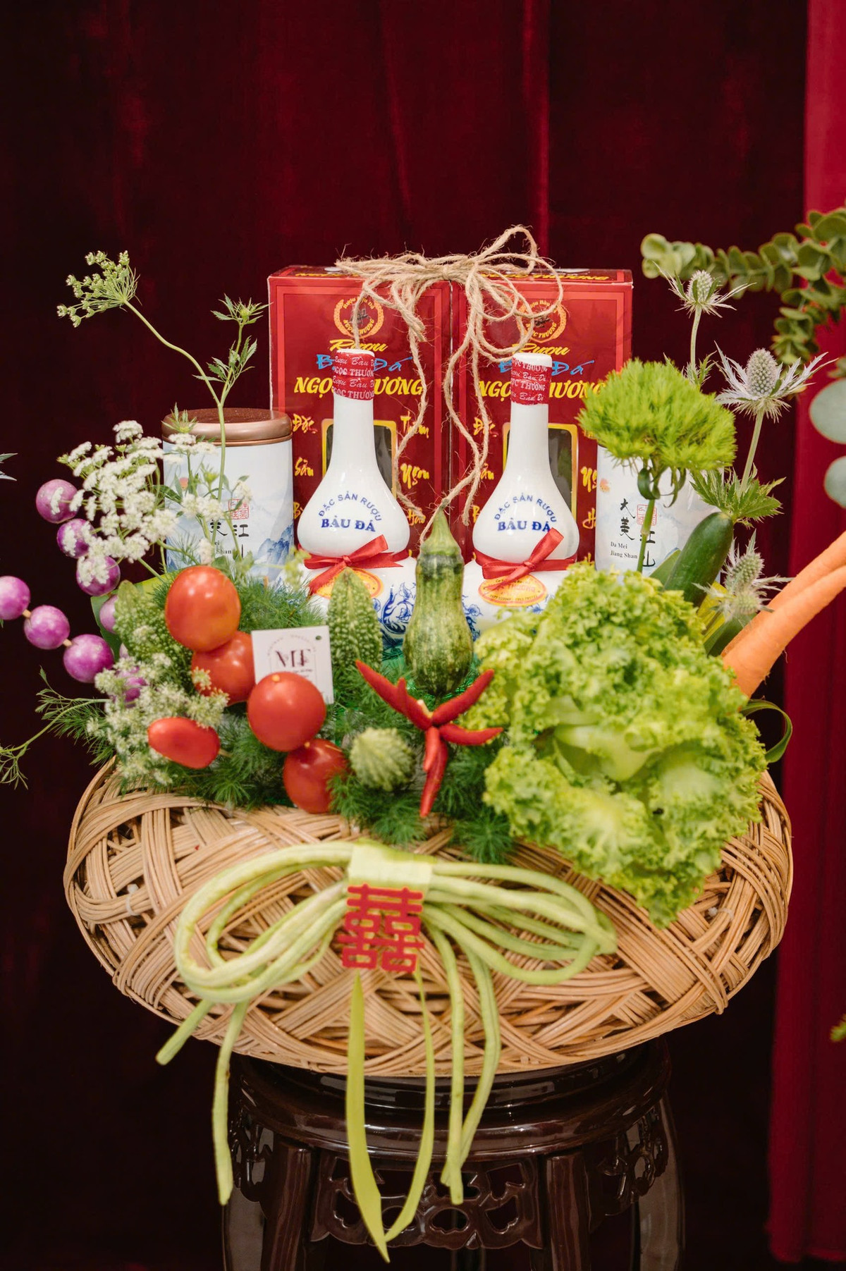 Còn rau củ quả trang trí được gom lại khi tan tiệc, một phần tặng cho khách mời, bạn bè, phần còn lại dùng để nấu ăn trong gia đình.