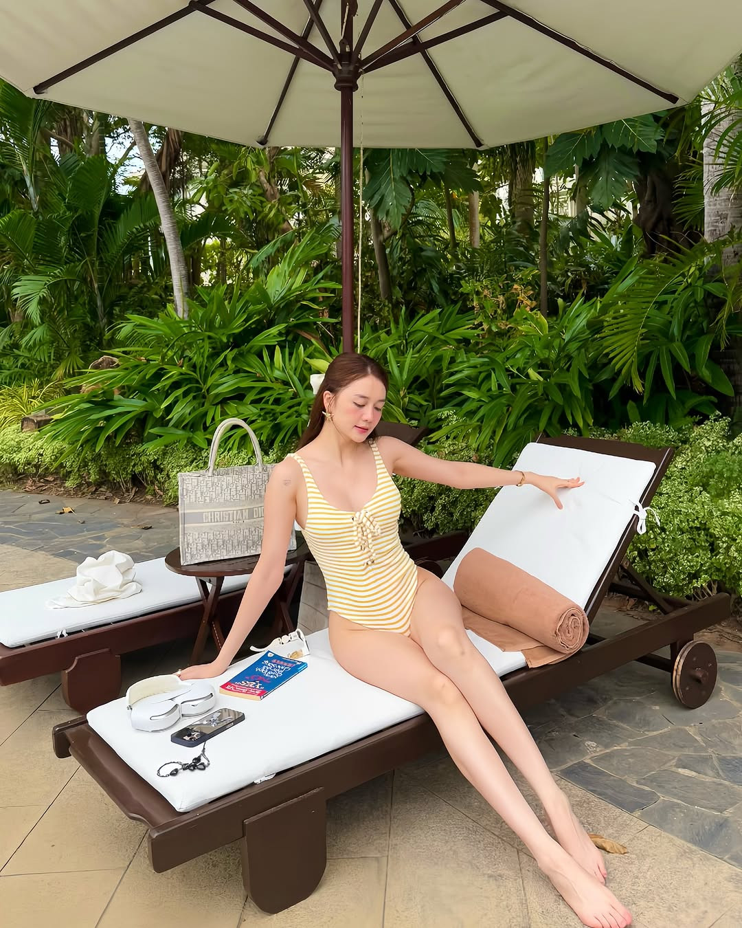 So với cô em gái năng nổ trong hoạt động nghệ thuật, Thiều Bảo Trang có vẻ im hơi lặng tiếng hơn.