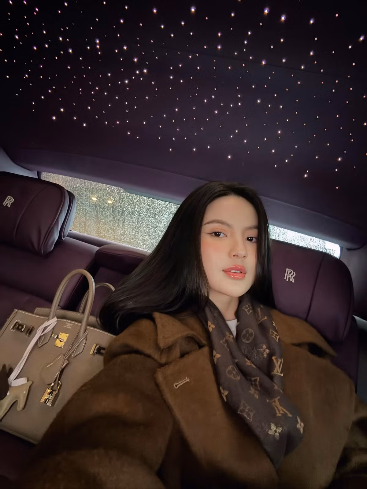 Hay những hình ảnh ngồi trên xế hộp tiền tỷ.