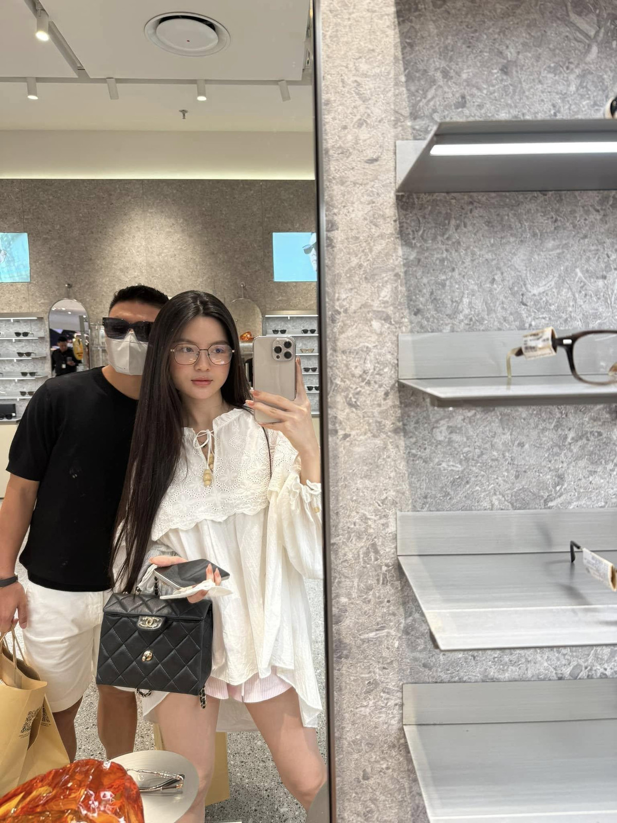 Cô nàng thường xuyên check-in ở store thời trang đắt đỏ.