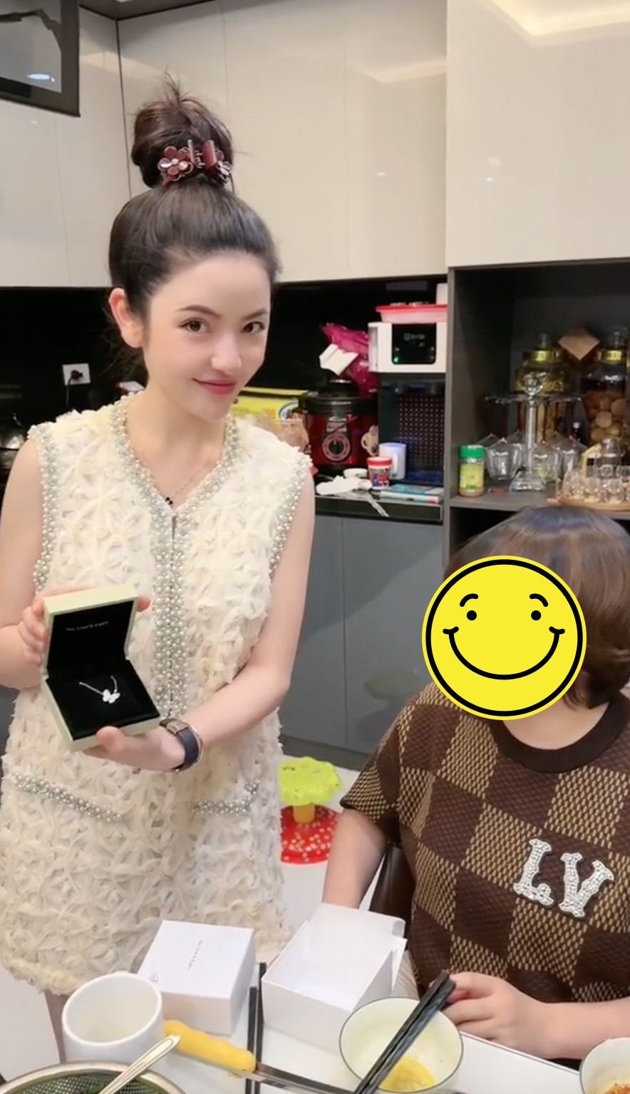 Cô nàng cũng flex bằng cách đăng tải hình ảnh các món quà đắt tiền tặng người thân.