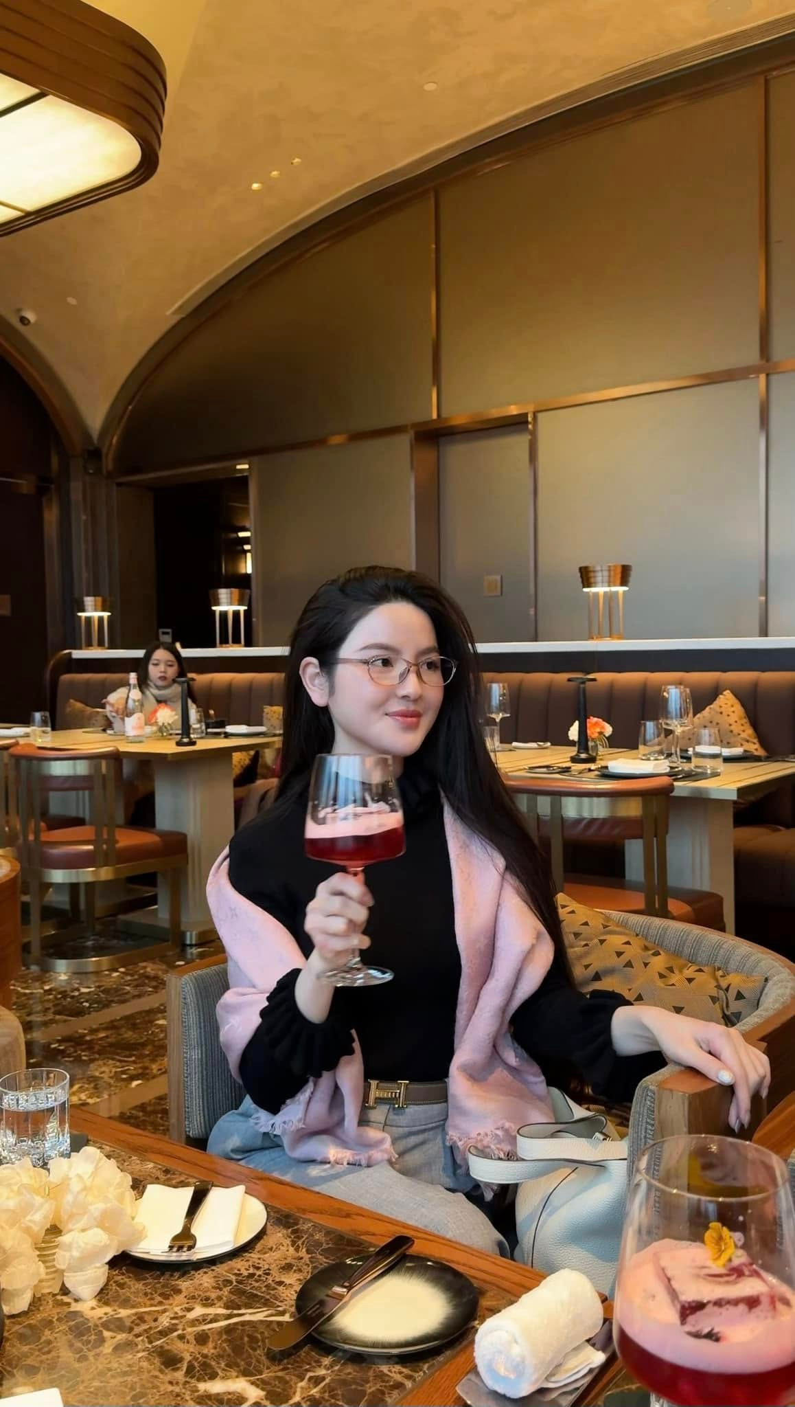 Bà xã Quang Hải cũng thường xuất hiện ở những địa điểm đắt đỏ.