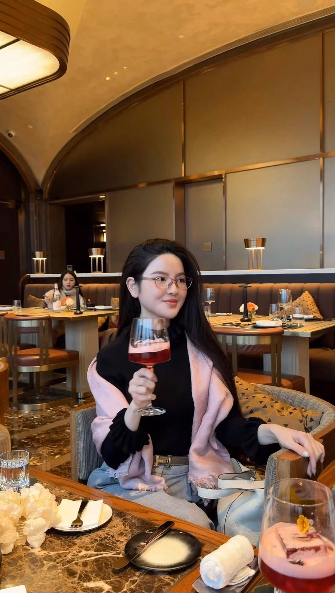 Bà xã Quang Hải cũng thường xuất hiện ở những địa điểm đắt đỏ.