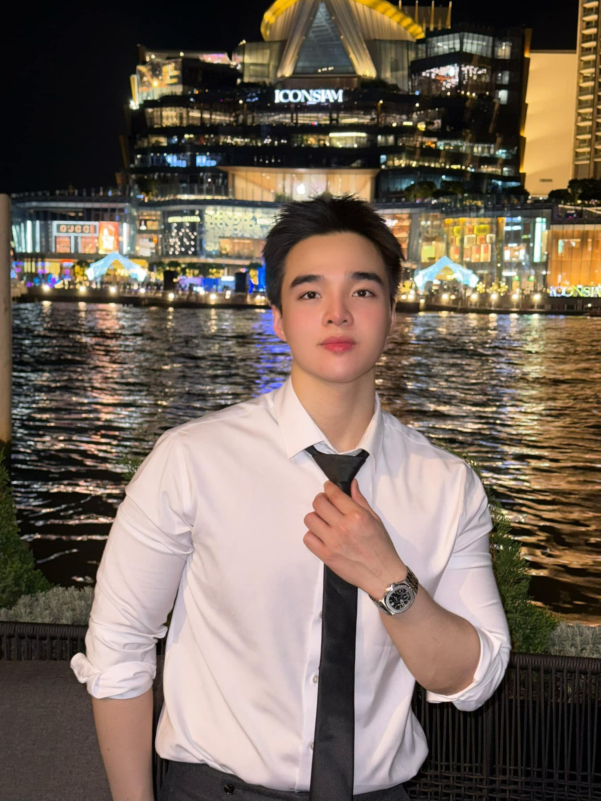 Thường xuyên làm nội dung liên quan đến tình yêu, thế nhưng người theo dõi chưa từng thấy nam Tiktoker Tun Phạm lên tiếng chính thức công khai về một mối quan hệ yêu đương chính thức nào. Chính vậy khi Tun Phạm mới đây đăng tải trên trang cá nhân bài viết chính thức xác nhận đã có em bé nhiều người bày tỏ sự "bán tín bán nghi".