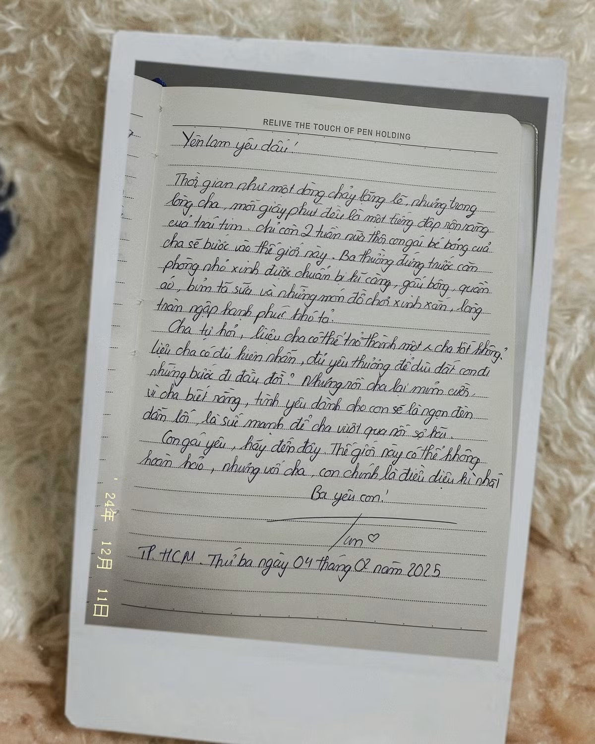 Theo đó, tài khoản được cho là con gái của Tun Phạm đã được lập cách đây vài tuần, dù chưa công khai rõ dung mạo em bé, nhiều người đã biết được tên thật của Mộc là Yên Lam qua những bức tâm thư mà Tun Phạm viết gửi cho con.