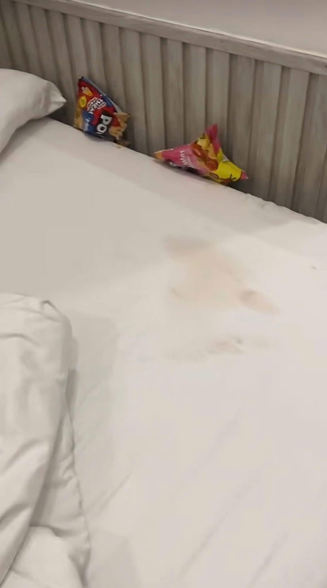 Vị khách này còn nhờ người dọn phòng mua hộ bún bò để ăn, tuy nhiên đến khi thanh toán thì vị khách này trả lời tỉnh queo là không có tiền: "Tính cũng thương người nên nhận thì biết là chị gặp tainan nên phải ngồi xe lăn, lại không có ai bên cạnh đỡ đần, chị còn nhờ cô dọn phòng mua cho 2 bát bún bò huế (cô dọn phòng trả tiền). Tới hồi trả phòng chị tỉnh queo: "Chị không có tiền đâu".(Ảnh: Khách sạn golden rum Đà Lạt)