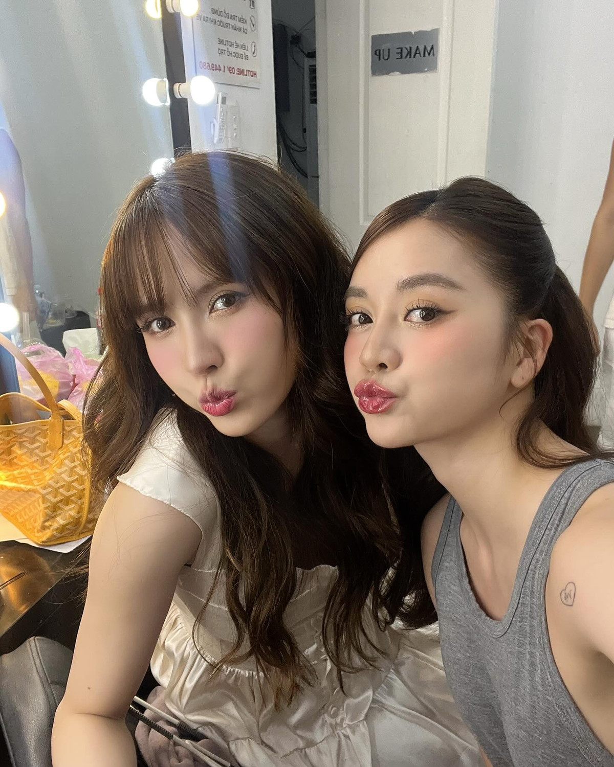 Cô có mối quan hệ thân thiết với em gái. Trong nhiều sự kiện quan trọng, Thiều Bảo Trang đều có mặt để ủng hộ cô em nhiệt tình.