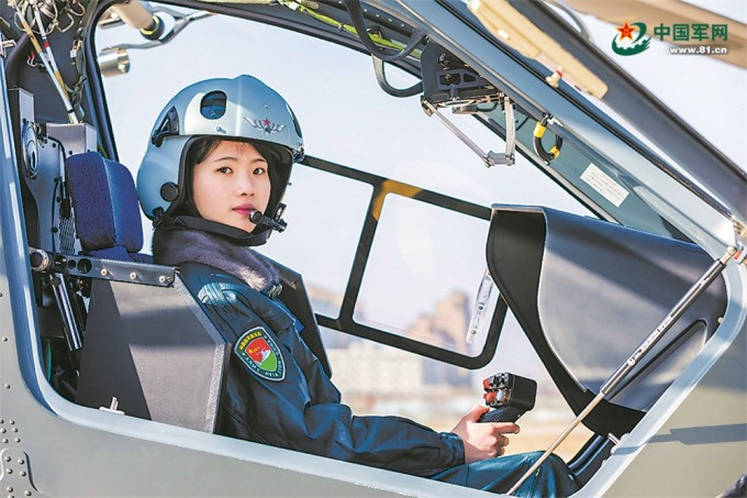 Cô là minh chứng sống cho sự kết hợp giữa sức mạnh của một phi công với vẻ đẹp nữ tính. Khi làm việc, cô toát lên vẻ kiên định, chắc chắn.