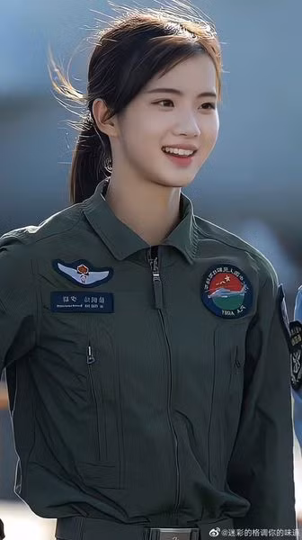 Bắt đầu được chú ý đến khi trả lời phỏng vấn đài truyền hình trung ương Trung Quốc CCTV để giới thiệu mẫu trực thăng mới tại Triển lãm hàng không và vũ trụ quốc tế Trung Quốc vào năm 2022, cái tên nữ phi công Từ Phong Xán được nhiều người ví như "bạch nguyệt quang" với nhan sắc thanh thuần, trong trẻo.