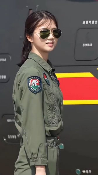 Trong ngành nghề đòi hỏi sự nghiêm túc và đôi khi là vẻ ngoài “khô khan” của những bộ đồng phục phi công, Từ Phong Xán lại khiến nhiều người phải ngẩn ngơ vì vẻ đẹp sắc sảo, dịu dàng và cuốn hút của mình.