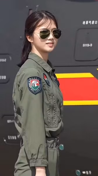 Trong ngành nghề đòi hỏi sự nghiêm túc và đôi khi là vẻ ngoài “khô khan” của những bộ đồng phục phi công, Từ Phong Xán lại khiến nhiều người phải ngẩn ngơ vì vẻ đẹp sắc sảo, dịu dàng và cuốn hút của mình.