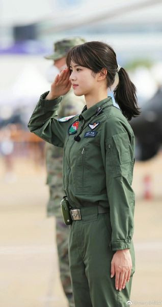 Cô gia nhập ngành hàng không từ rất sớm và đã vượt qua nhiều thử thách để có thể đứng vững trong nghề này. Bằng sự quyết tâm và đam mê với bầu trời, Từ Phong Xán đã vượt qua hơn 120.000 ứng viên trên khắp Trung Quốc để nhập học Học viện Hàng không Lục quân Trung Quốc.