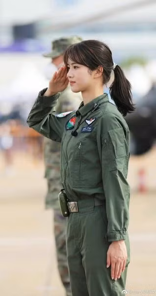 Cô gia nhập ngành hàng không từ rất sớm và đã vượt qua nhiều thử thách để có thể đứng vững trong nghề này. Bằng sự quyết tâm và đam mê với bầu trời, Từ Phong Xán đã vượt qua hơn 120.000 ứng viên trên khắp Trung Quốc để nhập học Học viện Hàng không Lục quân Trung Quốc.