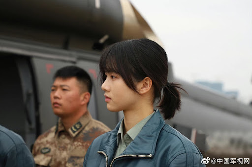 Đôi mắt sắc lẹm của Từ Phong Xán cũng là một trong những điểm khiến cô trở nên nổi bật. Đôi mắt này không chỉ thể hiện sự quyết đoán, tinh tường của một phi công mà còn mang đến sự dịu dàng và sự thu hút khó cưỡng.