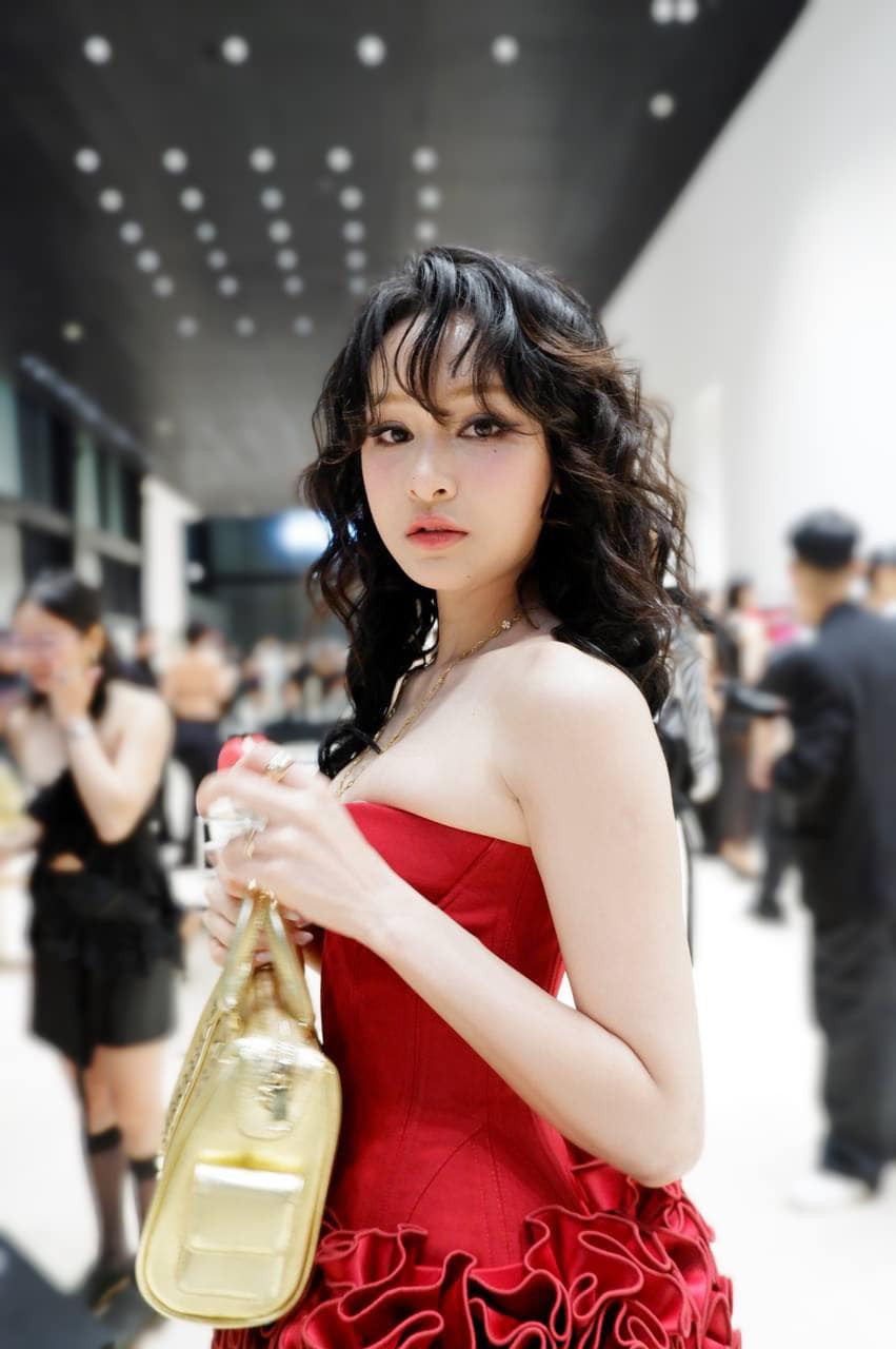 Hiện tại, cô nàng vẫn đang chật vật trong việc tìm lại ánh hào quang năm xưa. Từ ca sĩ hạng A, Hiền Hồ chỉ có thể đi diễn ở những tụ điểm nhỏ, hay đôi khi giao lưu với khán giả bằng việc livestream hay chơi game. (Ảnh: FBNV)