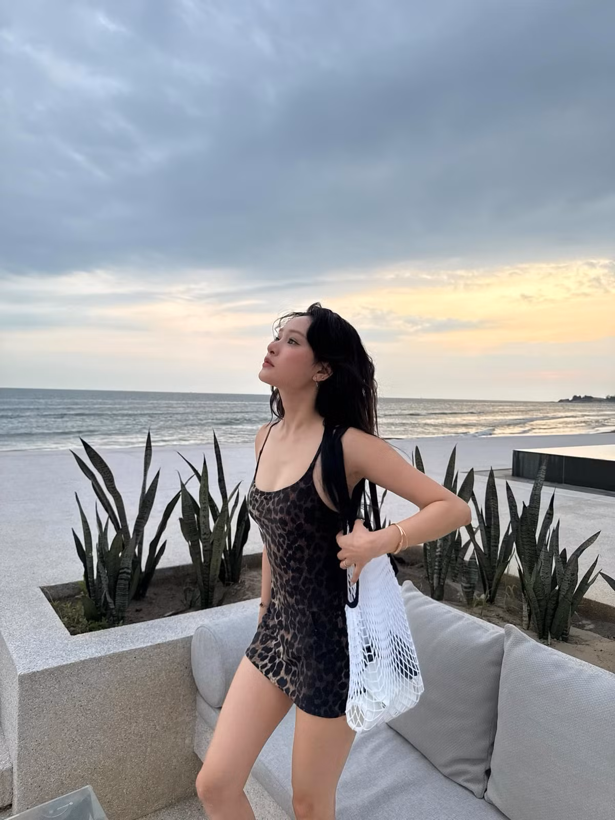 Tuy vậy, đến tháng 3/2022, nữ ca sĩ vướng vào các lùm xùm tình cảm với một doanh nhân đã có gia đình. 3 năm sau scandal và bị gắn mác "tiểu tam", Hiền Hồ vẫn bị số lượng lớn khán giả "tẩy chay". (Ảnh: FBNV)