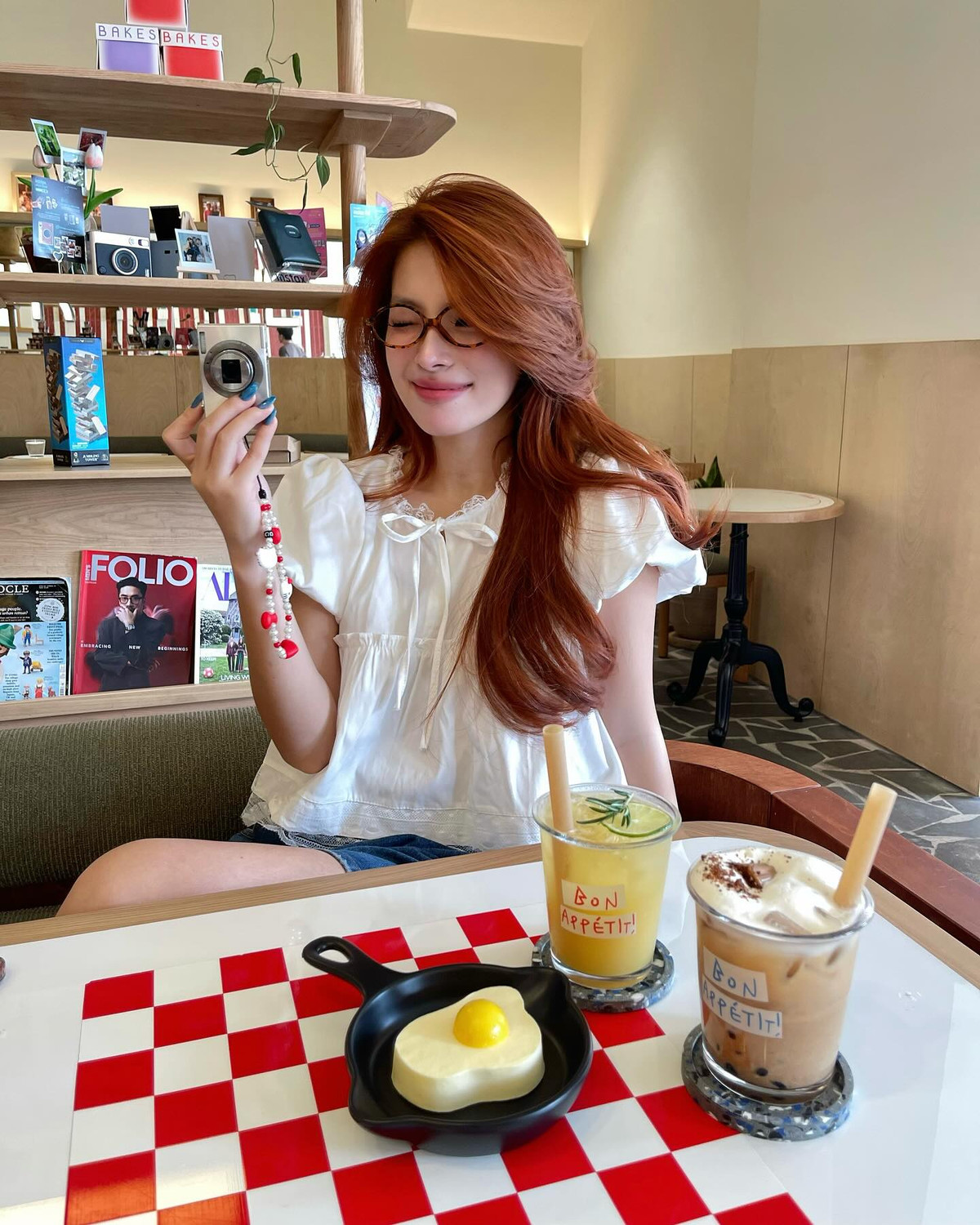 Một trong những nàng WAGs của làng bóng đá Việt không ồn ào, không thường xuyên cố gắng gây sự chú ý nhưng vẫn chiếm trọn thiện cảm của người hâm mộ là bạn gái của nam tiền đạo Lê Minh Bình - cô nàng Nguyễn Thụy Bảo Hân. Mới đây cô nàng vừa đăng tải loạt ảnh tổng kết tháng 3 thu hút sự chú ý của netizen.