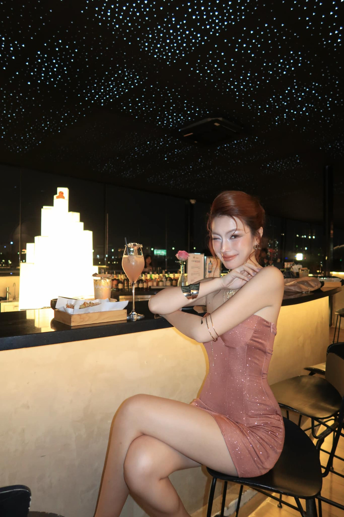 Lúc thì nàng WAGs xuất hiện với hình ảnh gợi cảm, diện trang phục ôm sát khoe dáng.