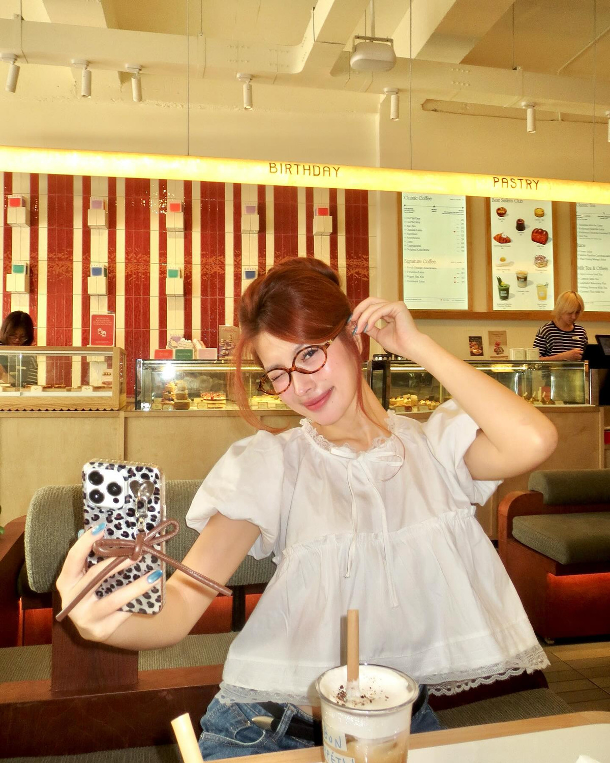 Nàng hot girl xuất hiện với hình ảnh rạng rỡ, tràn đầy sức sống. Những bức ảnh được ghi lại là các buổi cafe với bạn bè, hay đơn giản là một số khoảnh khắc vô tình nhưng cô nàng xuất hiện vô cùng cuốn hút.