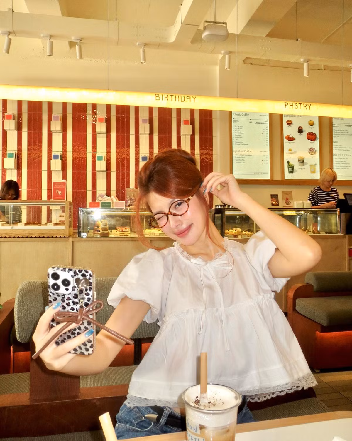 Nàng hot girl xuất hiện với hình ảnh rạng rỡ, tràn đầy sức sống. Những bức ảnh được ghi lại là các buổi cafe với bạn bè, hay đơn giản là một số khoảnh khắc vô tình nhưng cô nàng xuất hiện vô cùng cuốn hút.