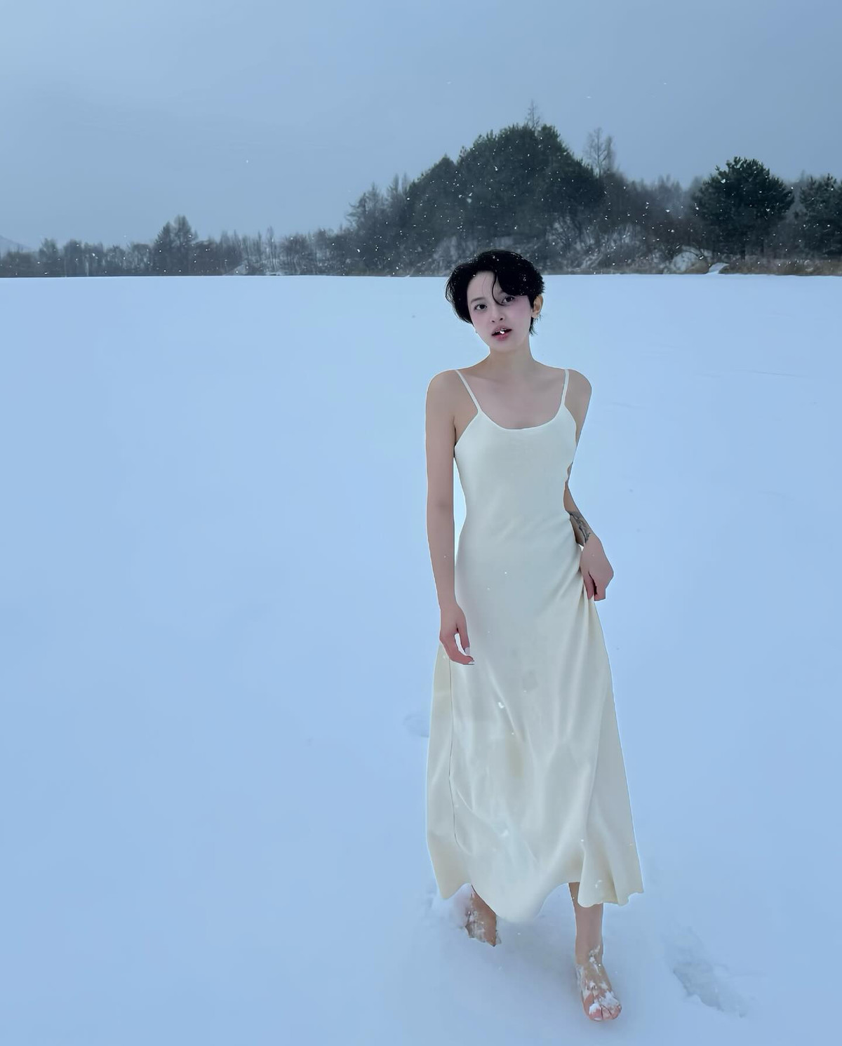 Bức ảnh bước chân trần trên tuyết được nhiều người ví như nữ chính trong các câu chuyện ngôn tình, đang chờ một vị tổng tài đến đón.