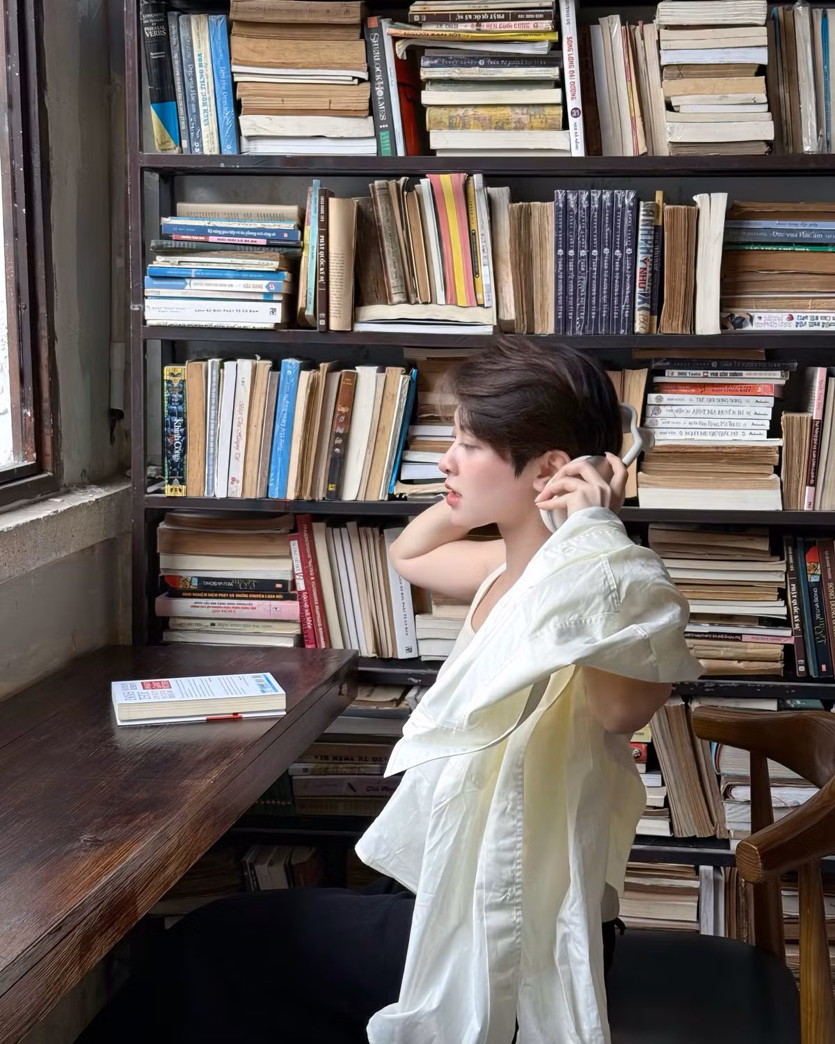 Cới gương mặt thanh tú và thần thái tự tin, Hà My đã chứng minh rằng tóc ngắn không làm giảm đi sự nữ tính mà ngược lại còn tôn lên nét đẹp hiện đại, trẻ trung.