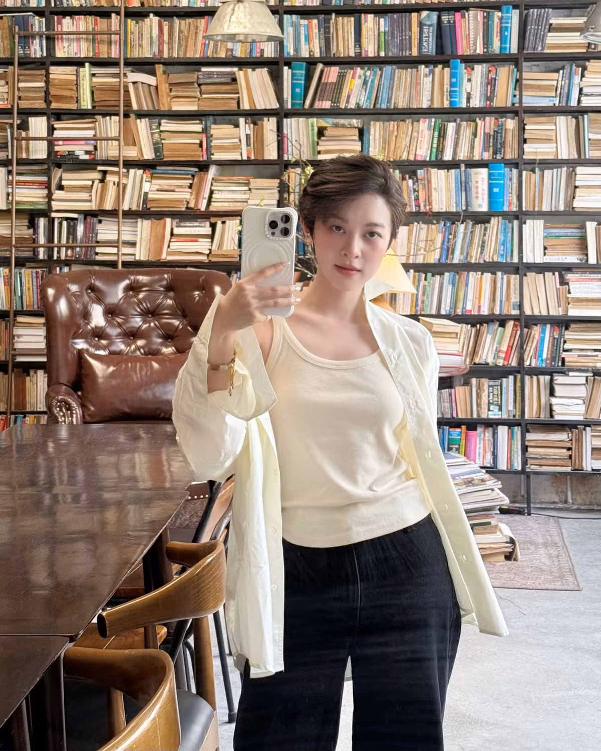 Cô thường xuất hiện với những bộ trang phục từ cá tính đến dịu dàng, nhưng luôn giữ được sự tinh tế và gu thẩm mỹ riêng.