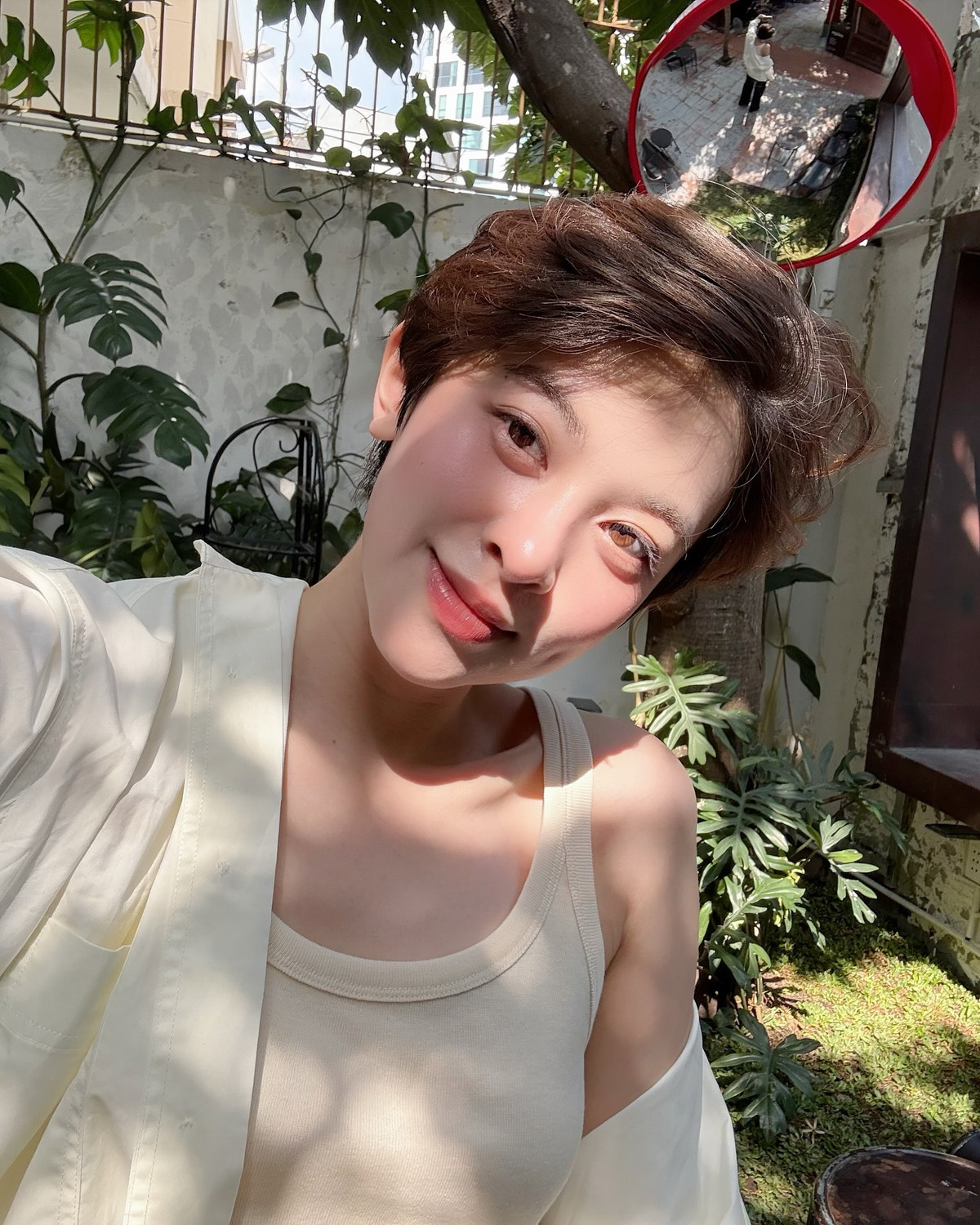 Không chỉ dừng lại ở kiểu tóc, Hà My còn biết cách kết hợp trang phục để tôn lên vẻ đẹp của mình.