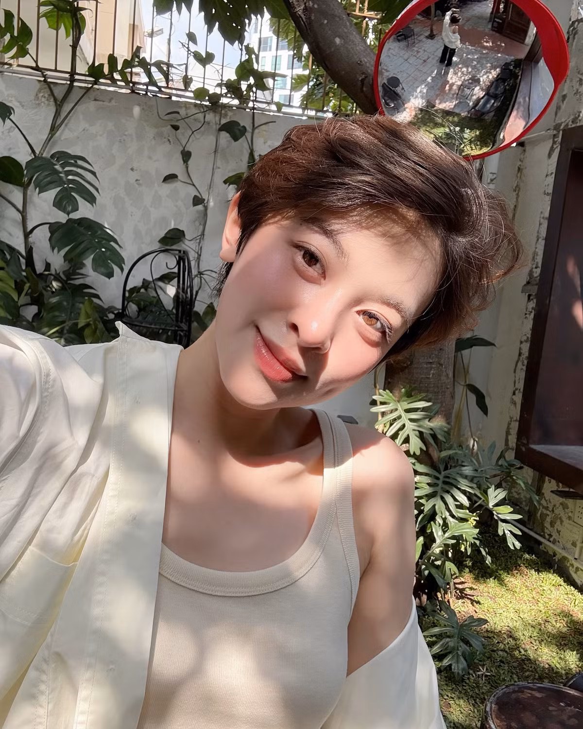 Không chỉ dừng lại ở kiểu tóc, Hà My còn biết cách kết hợp trang phục để tôn lên vẻ đẹp của mình.