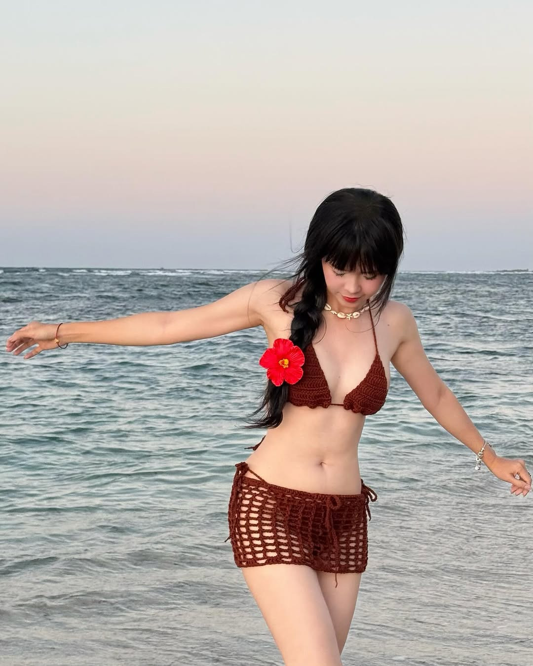 Kết hợp với thiết kế bikini hai mảnh, set đồ có thêm phần chân váy xuyên thấu dạng "lưới đánh cá".