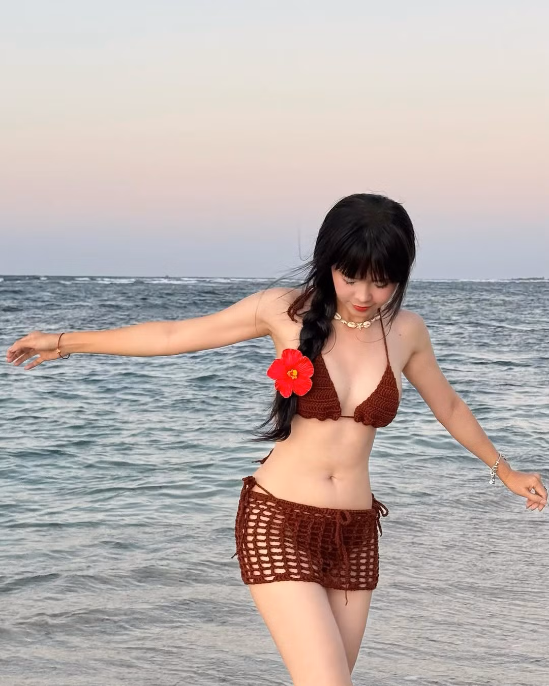 Kết hợp với thiết kế bikini hai mảnh, set đồ có thêm phần chân váy xuyên thấu dạng "lưới đánh cá".