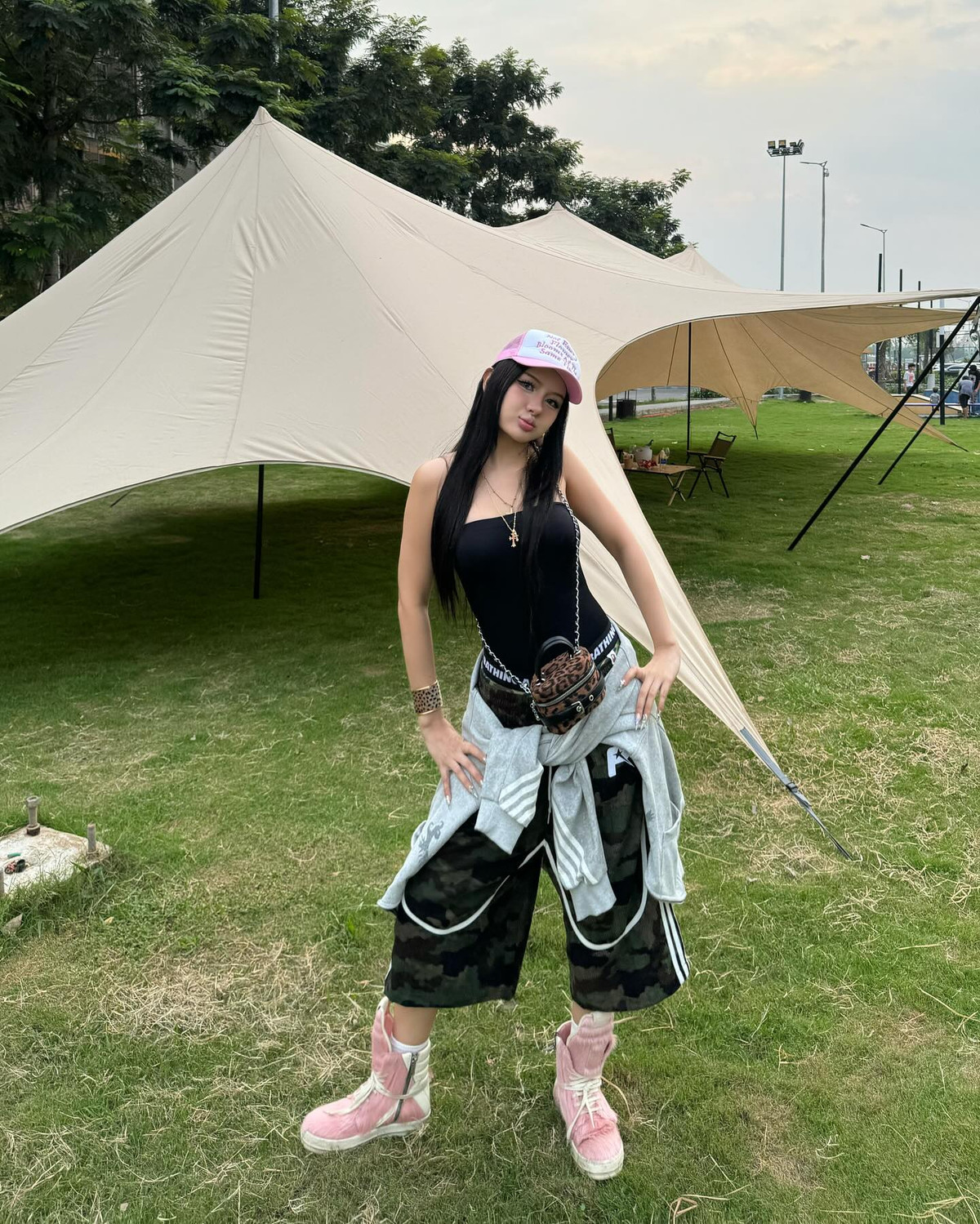 Cô nàng sở hữu thân hình "cực phẩm" không chút mỡ thừa hút mắt người đối diện.