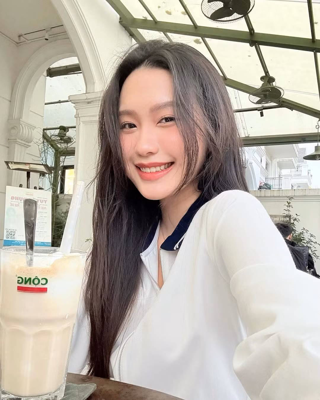 Nụ cười chuẩn nàng thơ khiến nhiều người phải xao xuyến.