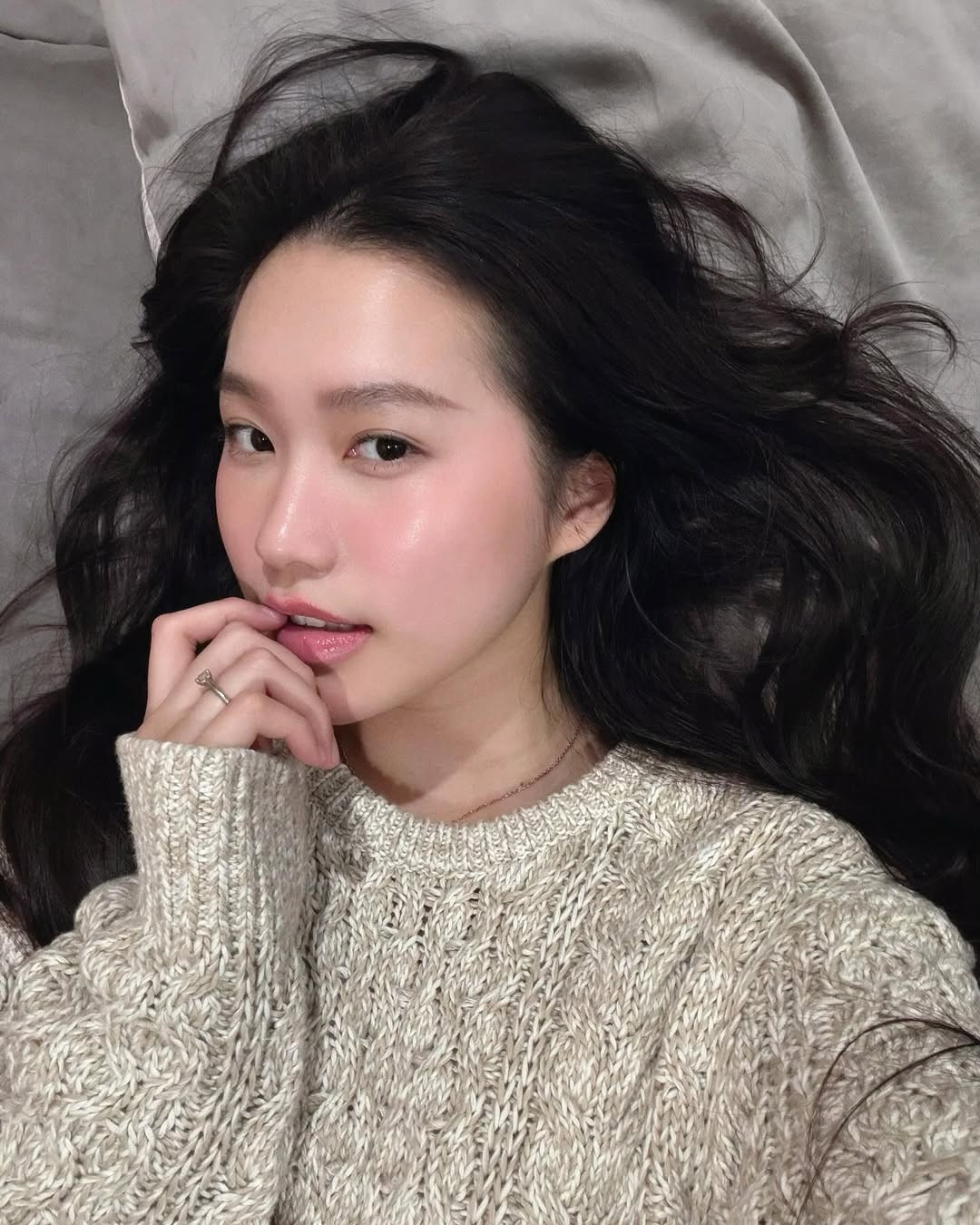 Khoảnh khắc này nhanh chóng nhận về “cơn mưa” lời khen từ người hâm mộ: "Ôi mê cái nhan sắc này quá chừng", "nàng thơ của lòng tui".